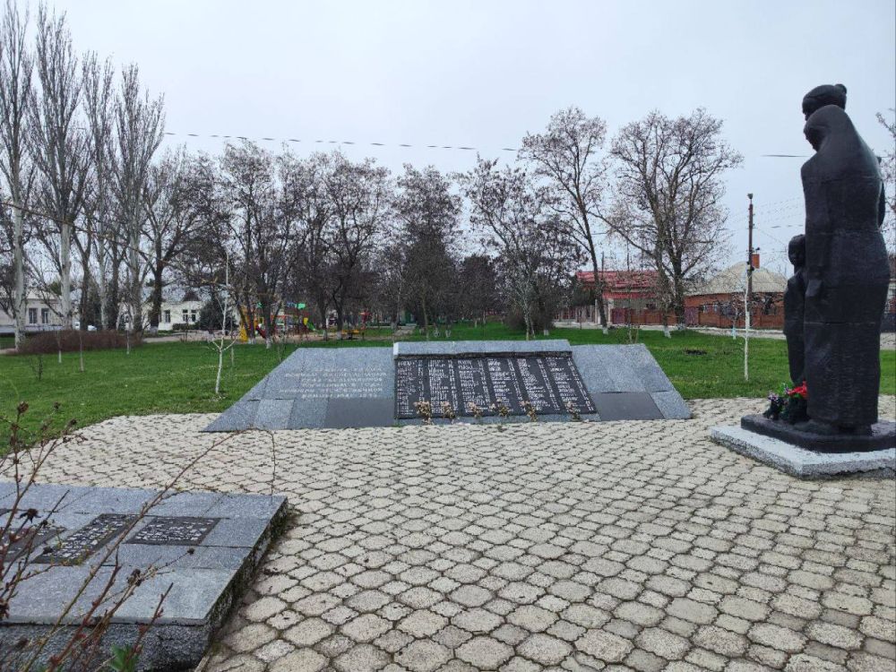 В селе Безыменное на юге ДНР свято чтят память о моряках-десантниках 384-го Отдельного Краснознамённого Николаевского батальона морской пехоты под командованием майора Котанова Ф.Е., освободивших село от немецко-фашистских...