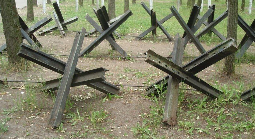 "Укрзализныця" попросила вернуть рельсы, из которых сделали противотанковые "ежи"