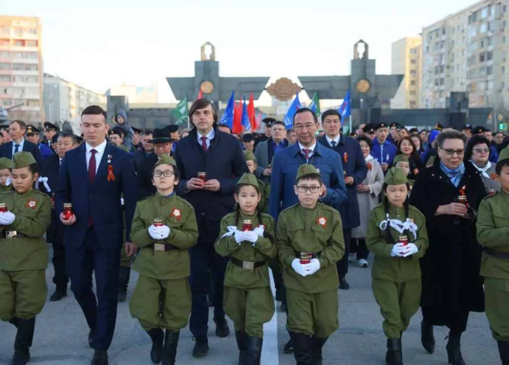 1 В Якутске тысячи людей почтили память героев Великой Отечественной войны в акции «Свеча Памяти»