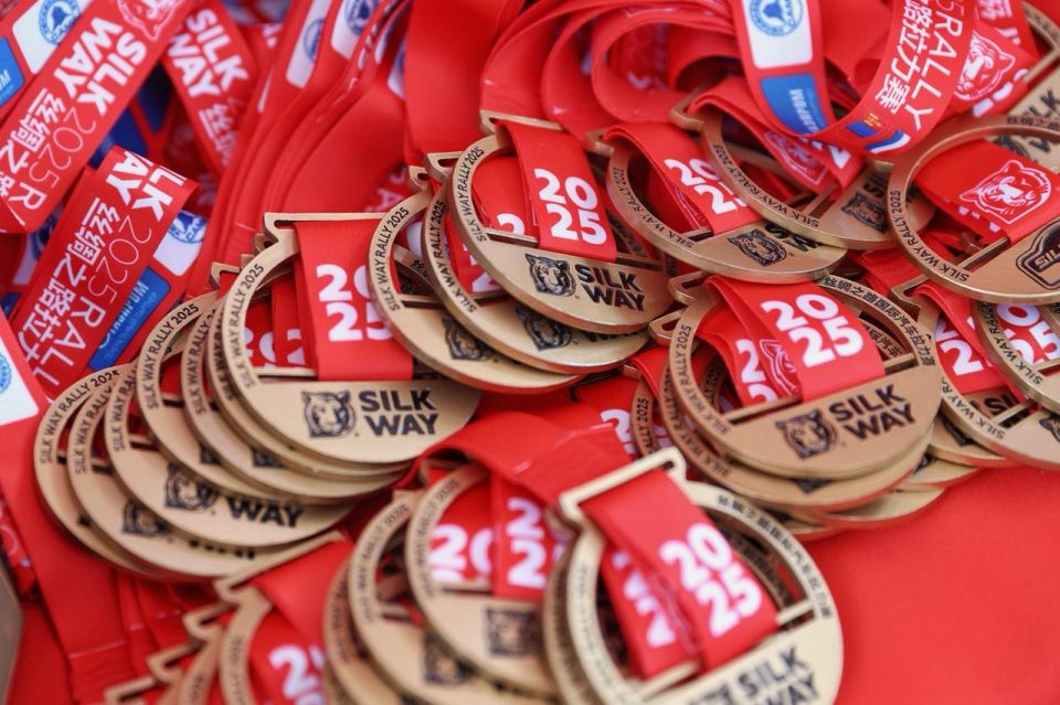 Торжественным финишем в Горно-Алтайске накануне завершилось 15-е издание международного ралли-рейда «Шелковый путь» - его участники за 11 дней преодолели 4811 километров по дорогам, а также бездорожью и пескам России и... Торжественным финишем в Горно-Алтайске накануне завершилось 15-е издание международного ралли-рейда «Шелковый путь» - его участники за 11 дней преодолели 4811 километров по дорогам, а также бездорожью и пескам России и...