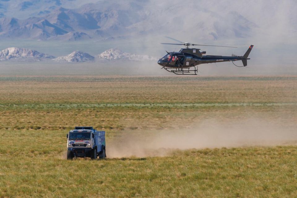 Торжественным финишем в Горно-Алтайске накануне завершилось 15-е издание международного ралли-рейда «Шелковый путь» - его участники за 11 дней преодолели 4811 километров по дорогам, а также бездорожью и пескам России и... Торжественным финишем в Горно-Алтайске накануне завершилось 15-е издание международного ралли-рейда «Шелковый путь» - его участники за 11 дней преодолели 4811 километров по дорогам, а также бездорожью и пескам России и...