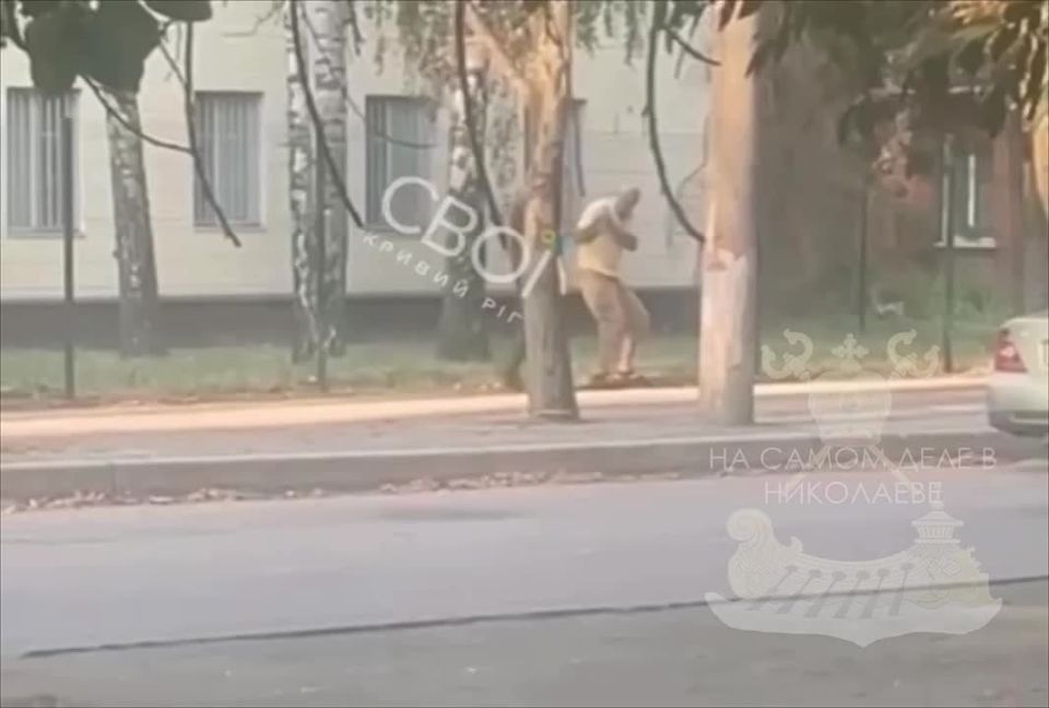 Обычный день на Украине.. Мужчина приехал к военкомату в Кривом Роге, чтобы узнать о судьбе мобилизованного сына. Увидел автобус, задал вопрос водителю. Тот вышел — и избил его до госпитализации прямо на улице