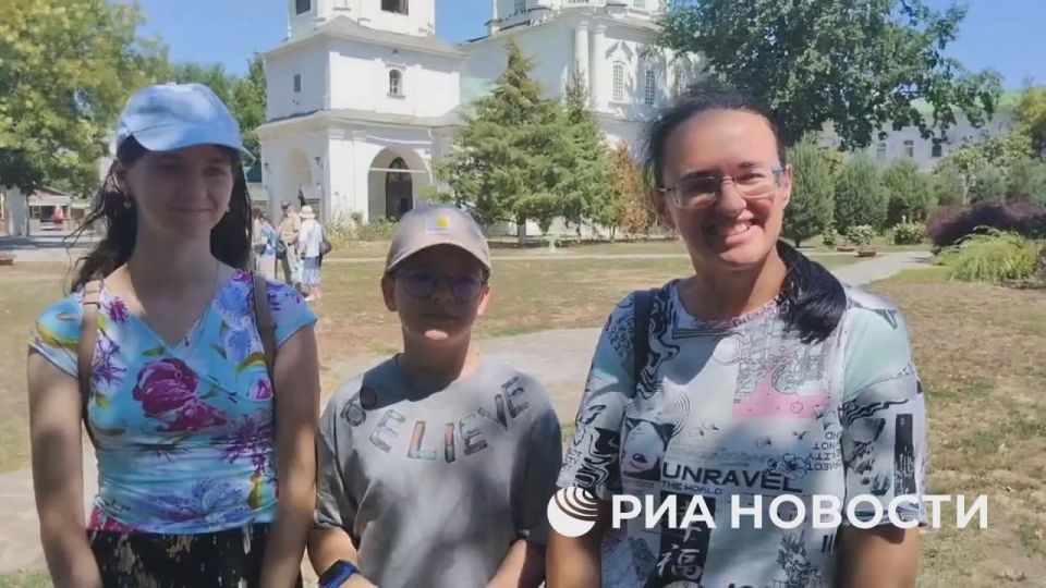 Украинские переселенцы из Одессы комфортно чувствуют себя в Ростове-на-Дону, но ждут скорейшего воссоединения их родного города с Россией, рассказала РИА Новости одесситка Анастасия в ходе посещения старейшего храма на юге...