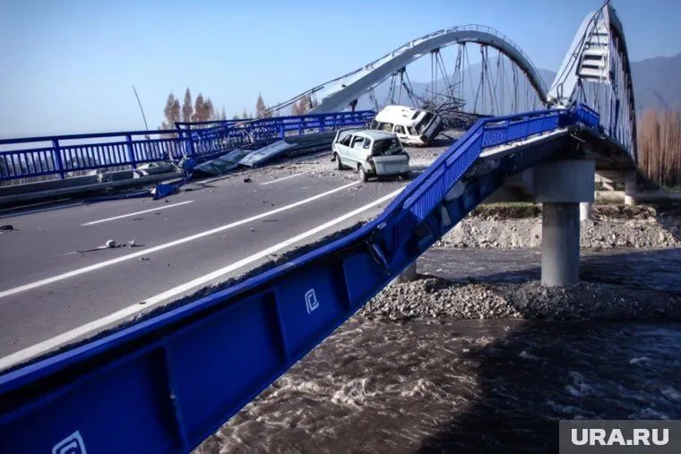 В Хабаровском крае 28 июля с 07:15 по местному времени (00:15 по мск) полностью прекращено движение транспорта по объездному мосту на участке км 60 — км 105 автодороги «Селихино — Николаевск-на-Амуре» из-за его разрушения