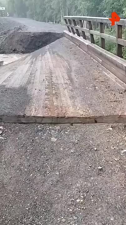 Второй за несколько дней автомобильный мост размыло в Хабаровском крае