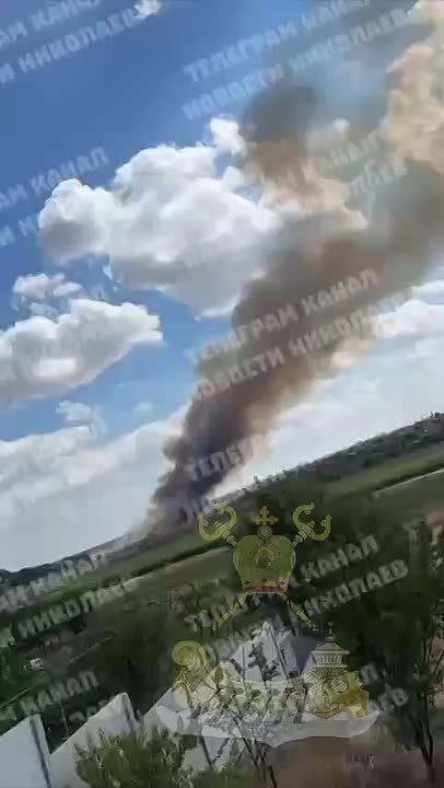 Масштабный пожар в Терновке. Горит поле. Дым виден издалека