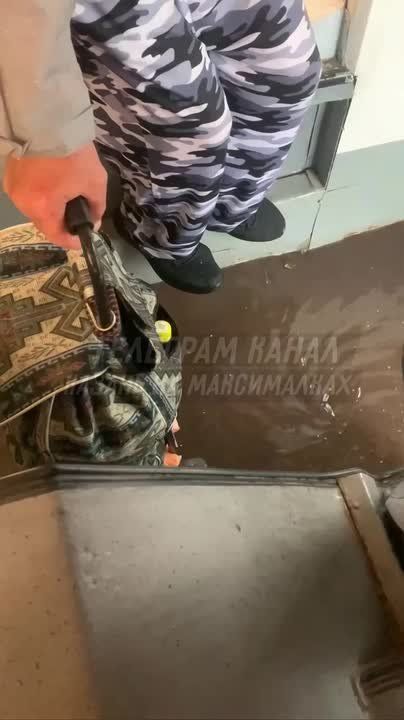 В Казани троллейбус чуть не рухнул под землю вместе с пассажирами – он завис над огромной ямой посреди улицы