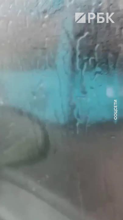 Троллейбус провалился в образовавшийся провал асфальта на улице Сахарова в Казани