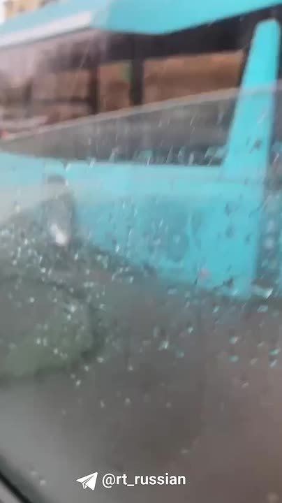 Троллейбус завис над ямой в Казани — под ним провалился асфальт