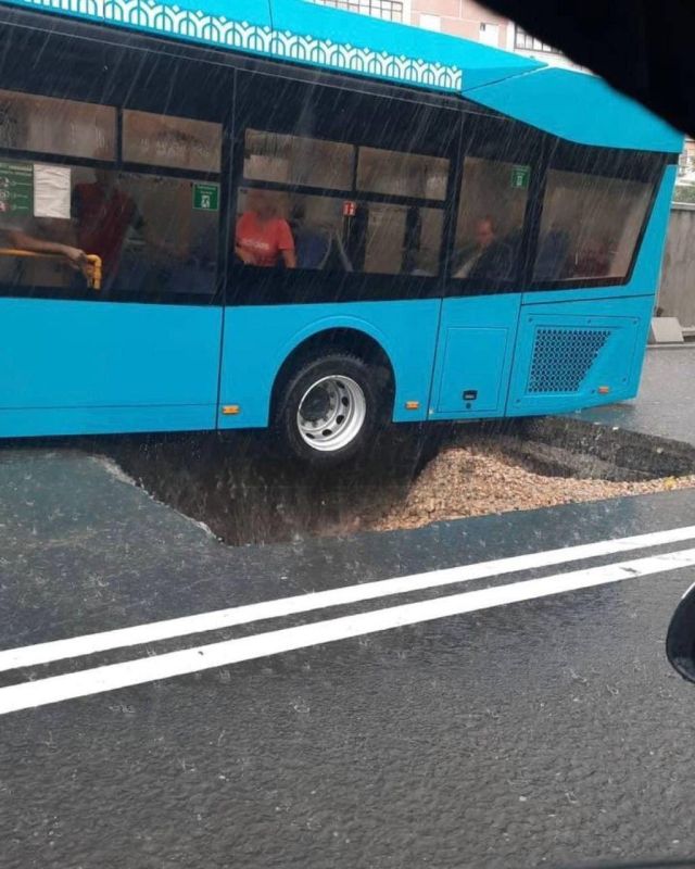 В Казани троллейбус чуть не рухнул под землю вместе с пассажирами – он завис над огромной ямой посреди улицы В Казани троллейбус чуть не рухнул под землю вместе с пассажирами – он завис над огромной ямой посреди улицы