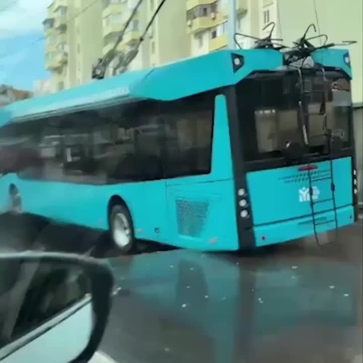 Троллейбус провалился в огромную яму в Казани — пассажиров эвакуировали