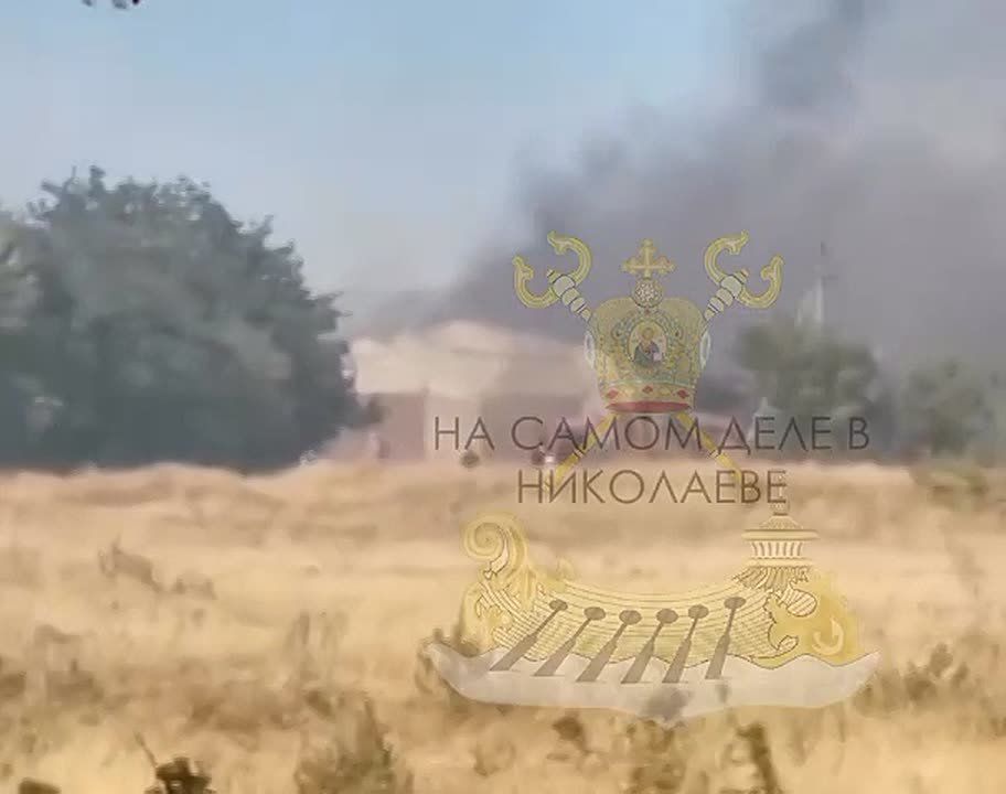 В Кривой Балке Николаевской области бушует мощный пожар, который до сих пор не удается взять под контроль и ликвидировать