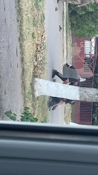 1942-й? Почти угадали.. Село Зеленогорское Одесской области, утро, прямо перед домом жестко пакуют мужика. Оружие, крики о помощи