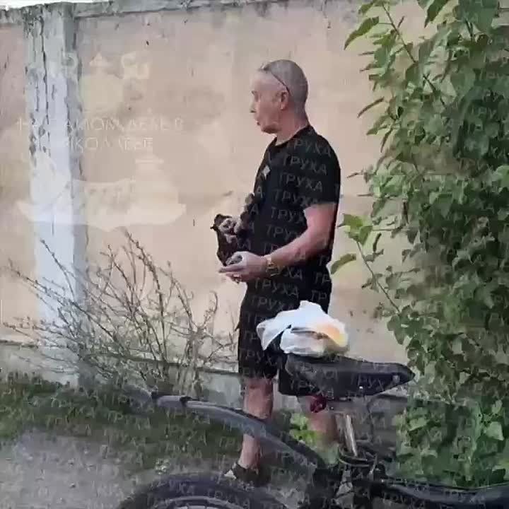 Довели людей... Сегодня с утра в Черкассах мужчина радикально ответил геноцидникам, которые пытались его упаковать