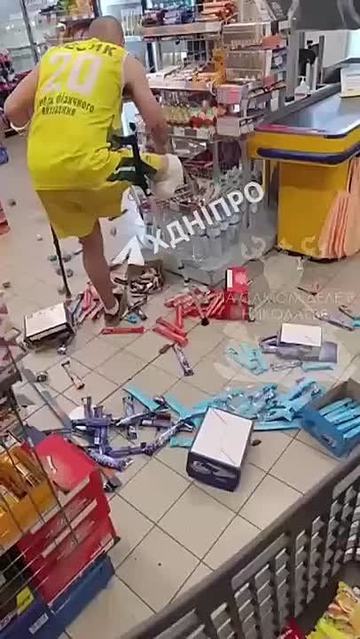 "Котики" в тылу. В Днепропетровске ветеран ВСУ устроил разгром в АТБ, якобы за русскоязычие кассира
