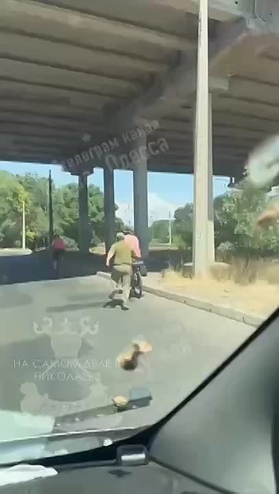 Да и к чёрту тот велик!. В Одессе ТЦКшник гнался за мужиком на велосипеде