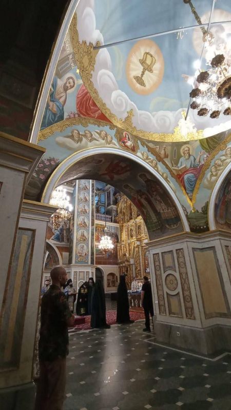 Там Бога нет.... Пустой храм Успенского собора Киево-Печерской лавры на всенощной ПЦУ в канун Преображения. Из прихожан никто не пришел. Нет у них прихожан Там Бога нет.... Пустой храм Успенского собора Киево-Печерской лавры на всенощной ПЦУ в канун Преображения. Из прихожан никто не пришел. Нет у них прихожан