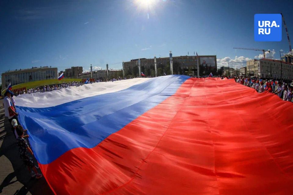 Шествия, флешмобы и концерты: День Флага отмечают от Геническа до Владивостока Шествия, флешмобы и концерты: День Флага отмечают от Геническа до Владивостока