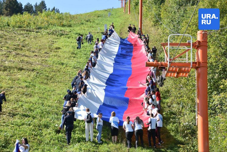 Шествия, флешмобы и концерты: День Флага отмечают от Геническа до Владивостока Шествия, флешмобы и концерты: День Флага отмечают от Геническа до Владивостока
