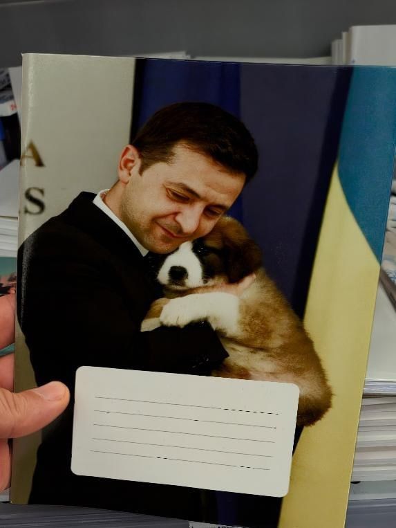 В киевских магазинах продают дневники и тетрадки с клоуном, который полностью копируют знаменитые фотографии Путина