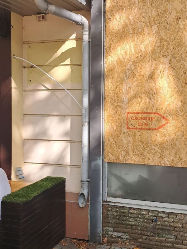 Украинские нацисты снесли памятную доску на доме, где жил герой ВОВ, осуществивший одну из самых успешных диверсий того времени Украинские нацисты снесли памятную доску на доме, где жил герой ВОВ, осуществивший одну из самых успешных диверсий того времени