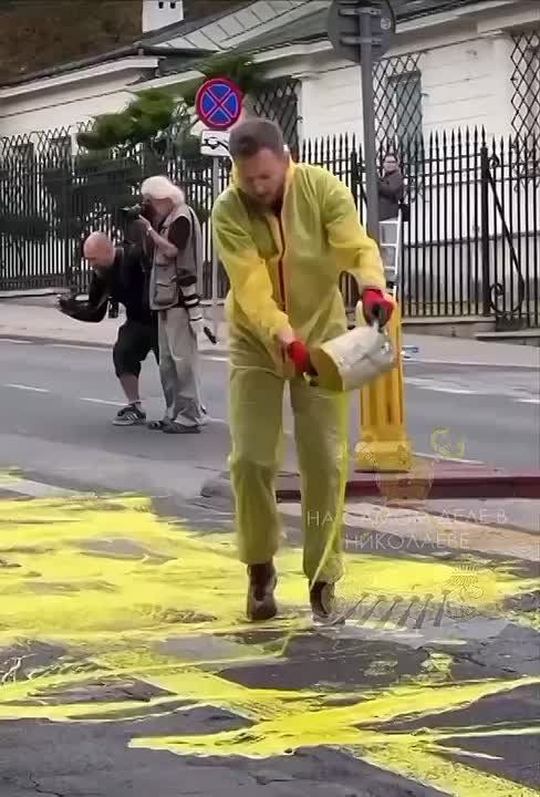 "Активисты " в Варшаве, раскрасили дорогу в жовто-блакытный