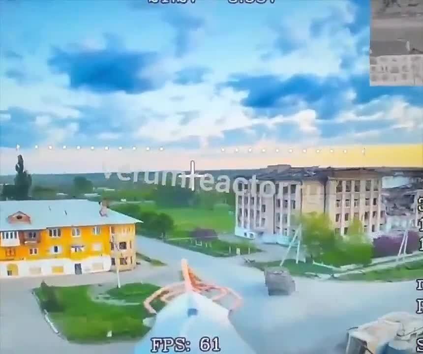 Оператор дождался, пока враг откроет люк, и завёл дрон прямо внутрь