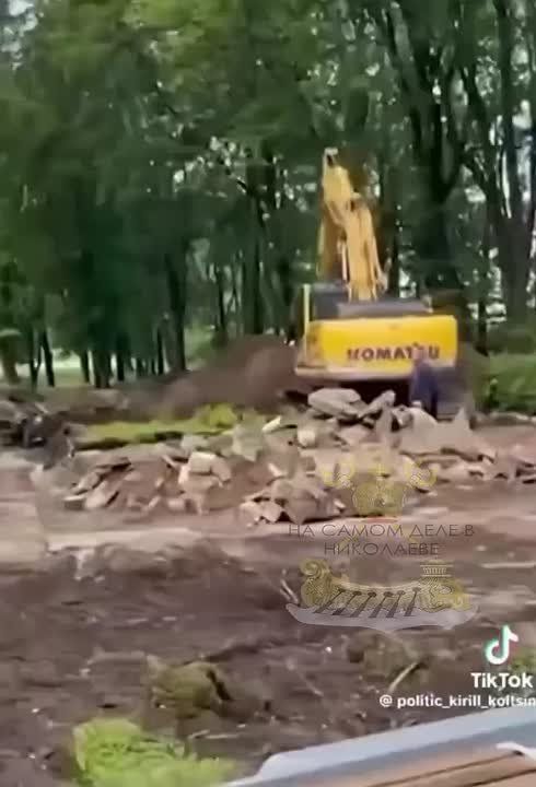 В эстонском городе Кохтла-Ярве экскаватором раскопали братскую могилу советских воинов