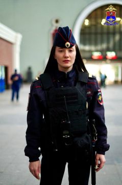 #ЛицаТранспортнойПолиции. Давайте договоримся: на этих выходных все нарушители — отдыхают, все происшествия — отменяются, а по рации самый частый сигнал — «Всё спокойно»