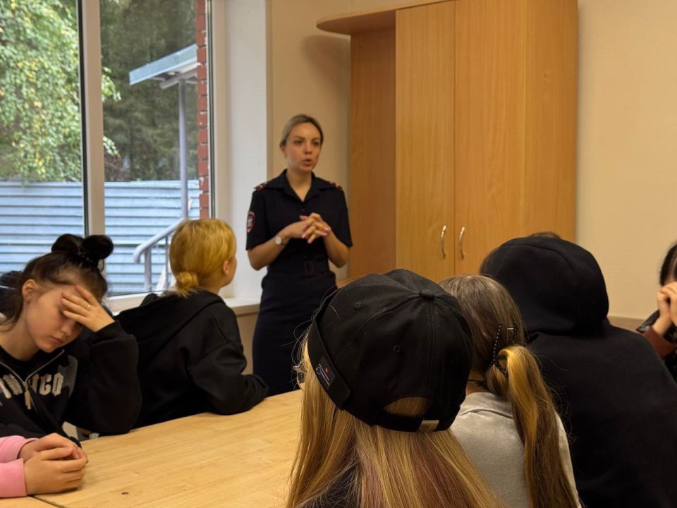 В Ижевске сотрудники транспортной полиции и общественники провели встречи с подростками В Ижевске сотрудники транспортной полиции и общественники провели встречи с подростками