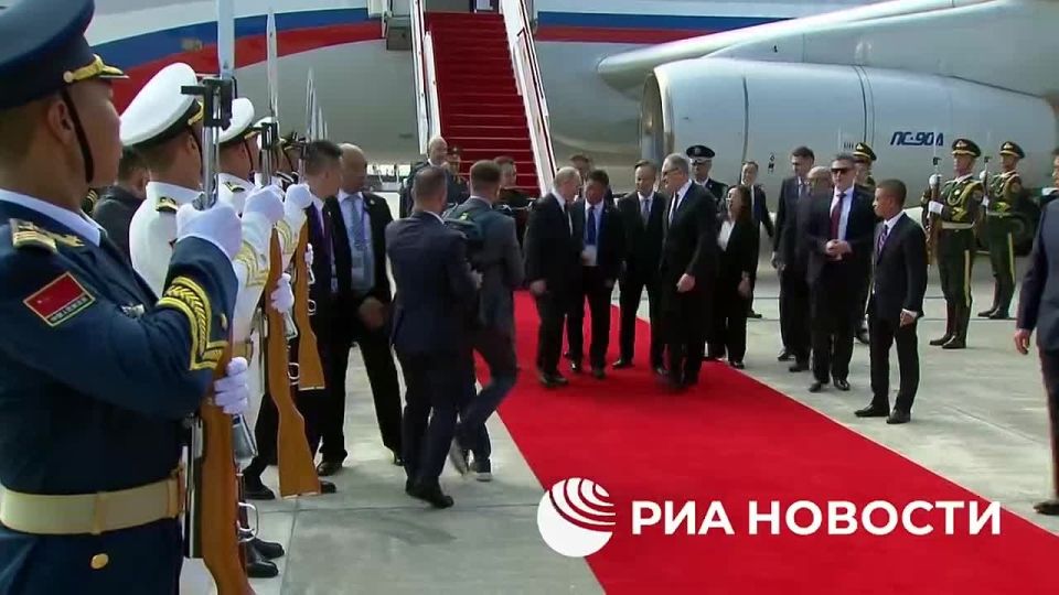 Президент России В.В. Путин прибыл в Китай с четырехдневным визитом