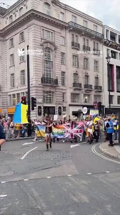 Выведена закономерность -- если где-то ЛГБТ-парад, там сразу украинские флаги