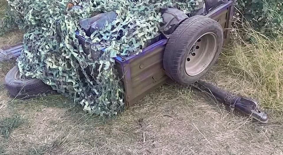 В украинских публиках засветилось видеообращение местного жителя Херсона к администрации города с просьбой забрать тела погибших военнослужащих ВСУ, которых бросили тлеть в прицепе их сослуживцы.