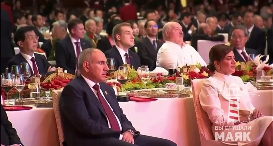Лукашенко и его сын Коля на приёме в Пекине сидели за столом, а премьер Армении Пашинян с женой в первом ряду, но без еды и напитков