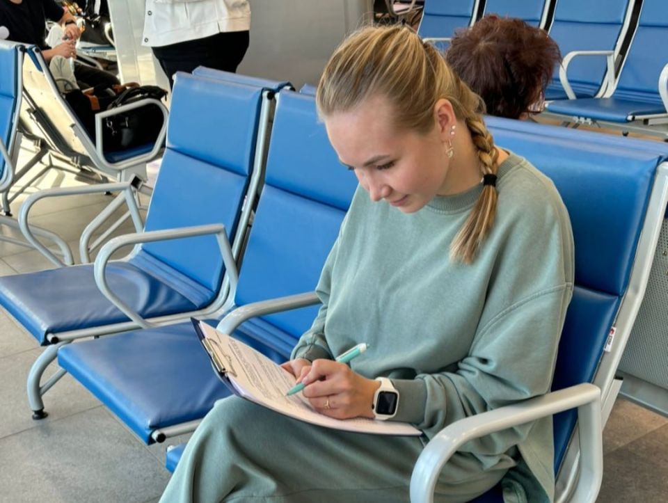 В аэропорту Чебоксары транспортные полицейские и общественник провели мониторинг общественного мнения о деятельности транспортной полиции В аэропорту Чебоксары транспортные полицейские и общественник провели мониторинг общественного мнения о деятельности транспортной полиции