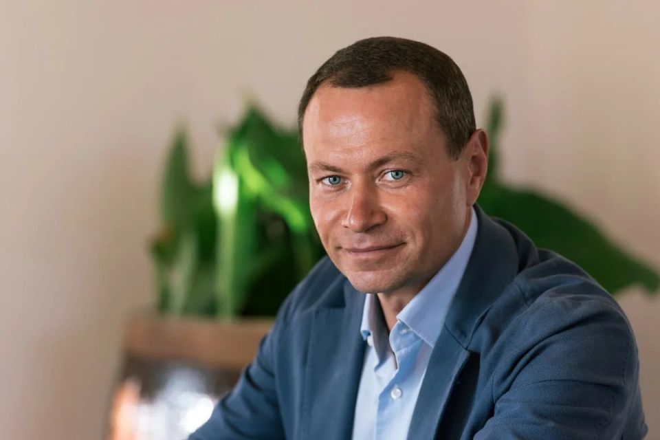           ( 1990-    -),   ,    ڻ