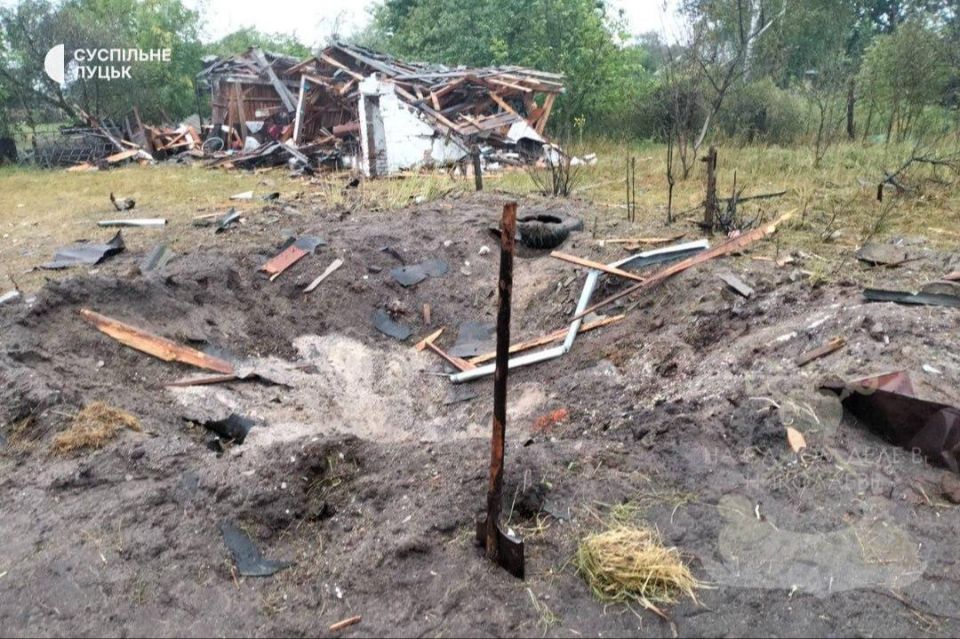 На Волыни очередной «успех» украинских ВВС — ракета во время учебного полета рухнула прямо на жилой дом в селе Копыль На Волыни очередной «успех» украинских ВВС — ракета во время учебного полета рухнула прямо на жилой дом в селе Копыль