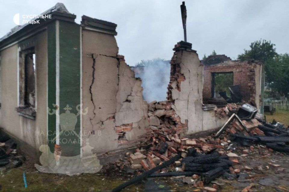 На Волыни очередной «успех» украинских ВВС — ракета во время учебного полета рухнула прямо на жилой дом в селе Копыль На Волыни очередной «успех» украинских ВВС — ракета во время учебного полета рухнула прямо на жилой дом в селе Копыль