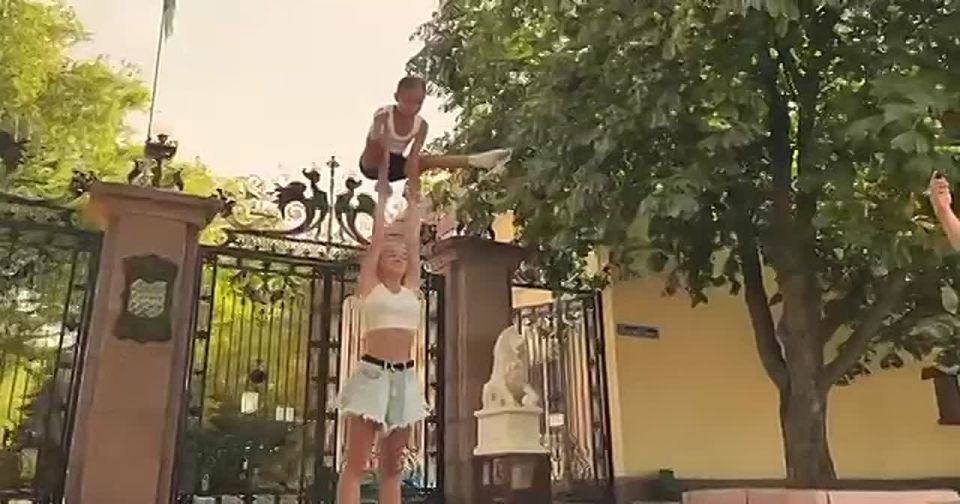 К дню города Николаева местные блогеры вместе с так называемым певцом Олегом Колясой решили «порадовать» горожан песней и клипом «Місто Миколаїв»