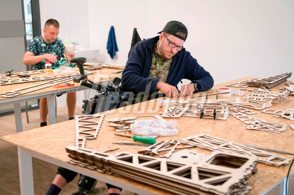 Бывшие бойцы СВО собирают беспилотники для защиты российской инфраструктуры в Подмосковье Бывшие бойцы СВО собирают беспилотники для защиты российской инфраструктуры в Подмосковье