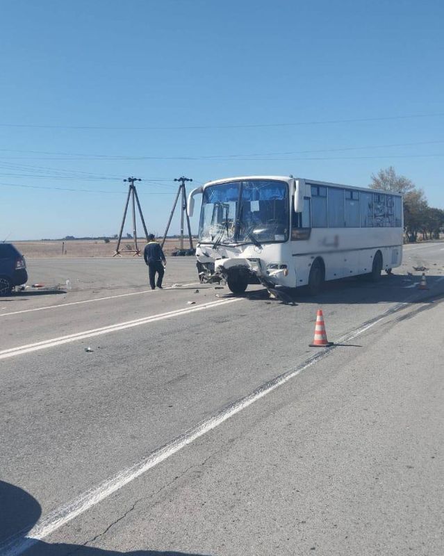 В ДТП с автобусом в Симферопольском районе пострадали три человека В ДТП с автобусом в Симферопольском районе пострадали три человека