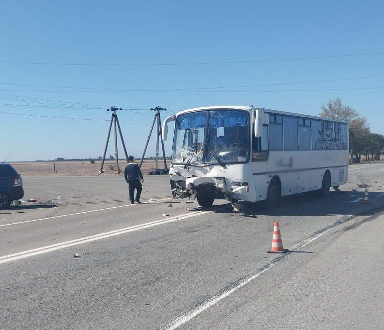 Три человека пострадали в ДТП в Симферопольском районе Три человека пострадали в ДТП в Симферопольском районе