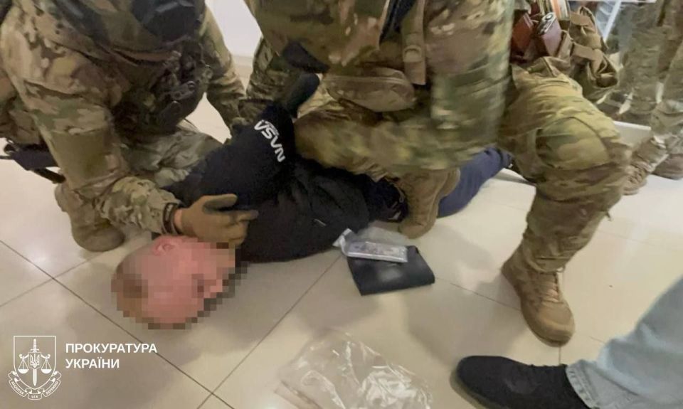 В Харькове задержали бывшего правоохранителя, который за $14 тыс В Харькове задержали бывшего правоохранителя, который за $14 тыс