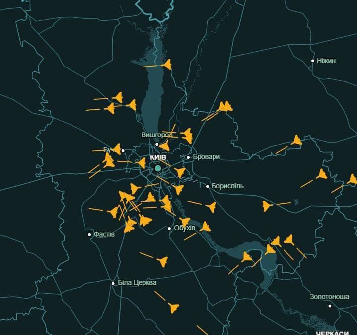 Мощнейшая комбинированная атака продолжается: десятки «Гераней» прямо сейчас фактически окружили Киев