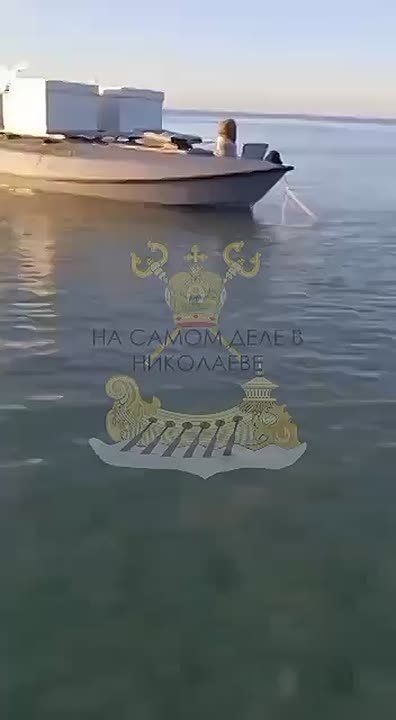 Утверждают, что российские военные захватили безэкипажный катер-носитель FPV-дронов