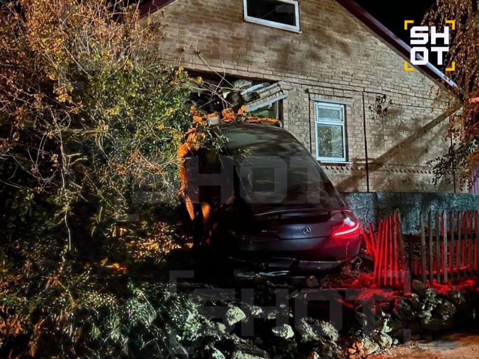 Дочь криминального авторитета Сергея Цапка на «Мерседесе» разнесла частный дом в Ростовской области Дочь криминального авторитета Сергея Цапка на «Мерседесе» разнесла частный дом в Ростовской области