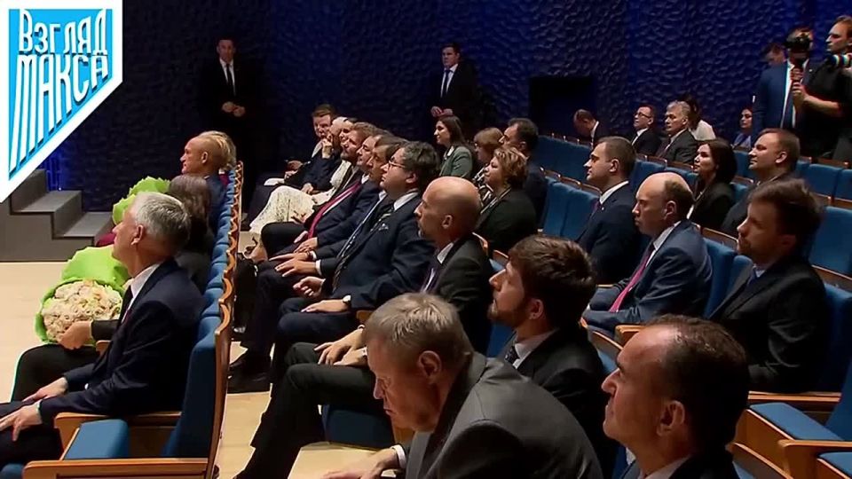 Сегодня Владимир Путин работает в образовательном центре «Сириус», где в преддверии Дня учителя прошла церемония вручения государственных наград наставникам и педагогам, воспитавшим участников специальной военной операции