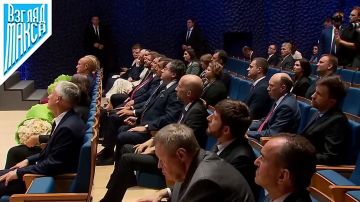 Сегодня Владимир Путин работает в образовательном центре «Сириус», где в преддверии Дня учителя прошла церемония вручения государственных наград наставникам и педагогам, воспитавшим участников специальной военной операции