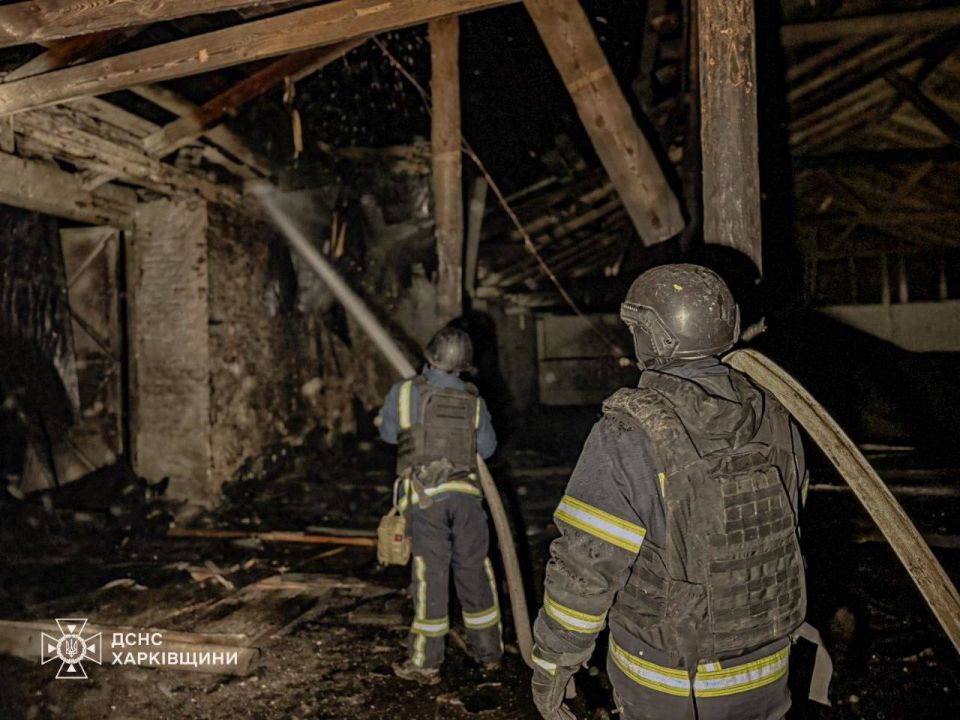 В результате ночных обстрелов в Харьковской области зафиксированы масштабные возгорания В результате ночных обстрелов в Харьковской области зафиксированы масштабные возгорания