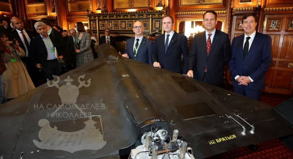 Клоун. Глава польского МИД Сикорский притащил в Лондон беспилотник, чтобы продемонстрировать чем "Россия терроризирует Украину" Клоун. Глава польского МИД Сикорский притащил в Лондон беспилотник, чтобы продемонстрировать чем "Россия терроризирует Украину"